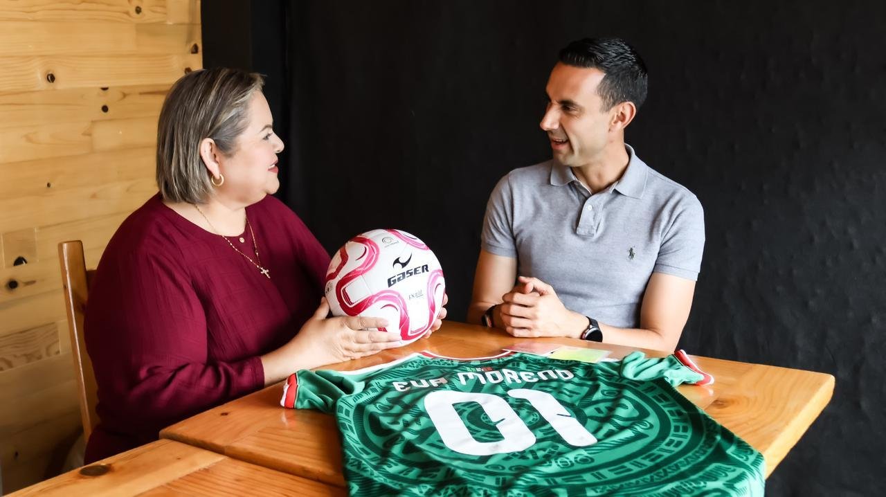 Se reúne Eva Morena con el árbitro internacional de la FIFA César Arturo Ramos Palazuelos