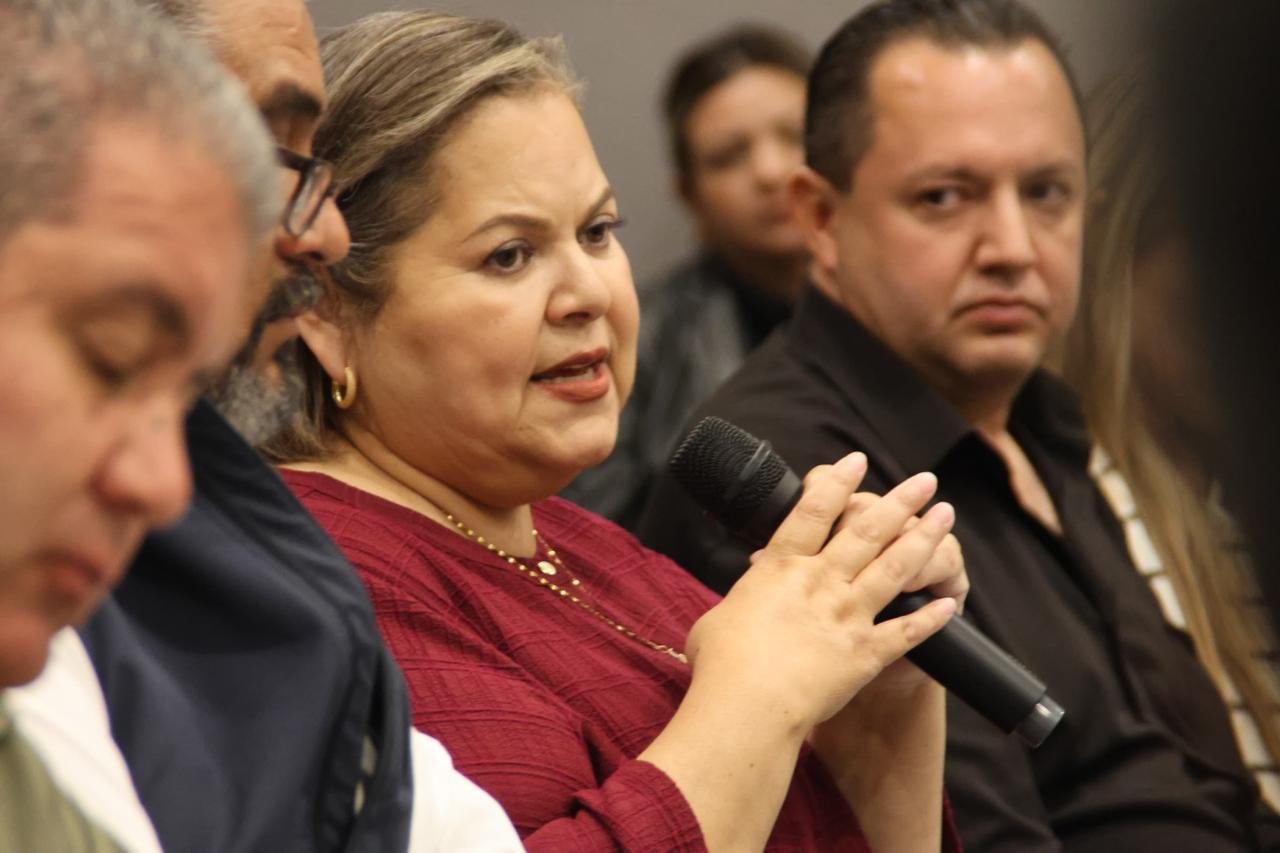 Dialoga Eva Moreno con sector de la construcción de Ensenada