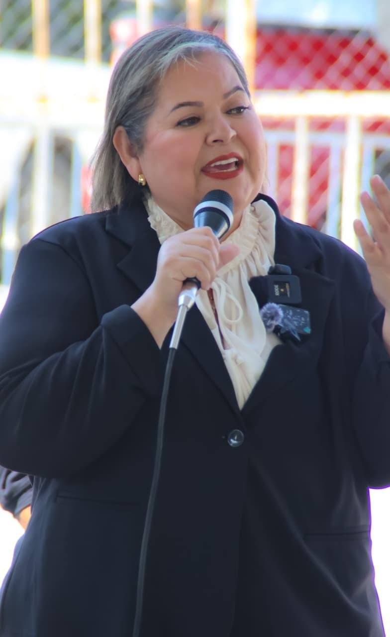 Convive Eva Moreno con la comunidad educativa de la escuela primaria indígena La Guelagetza