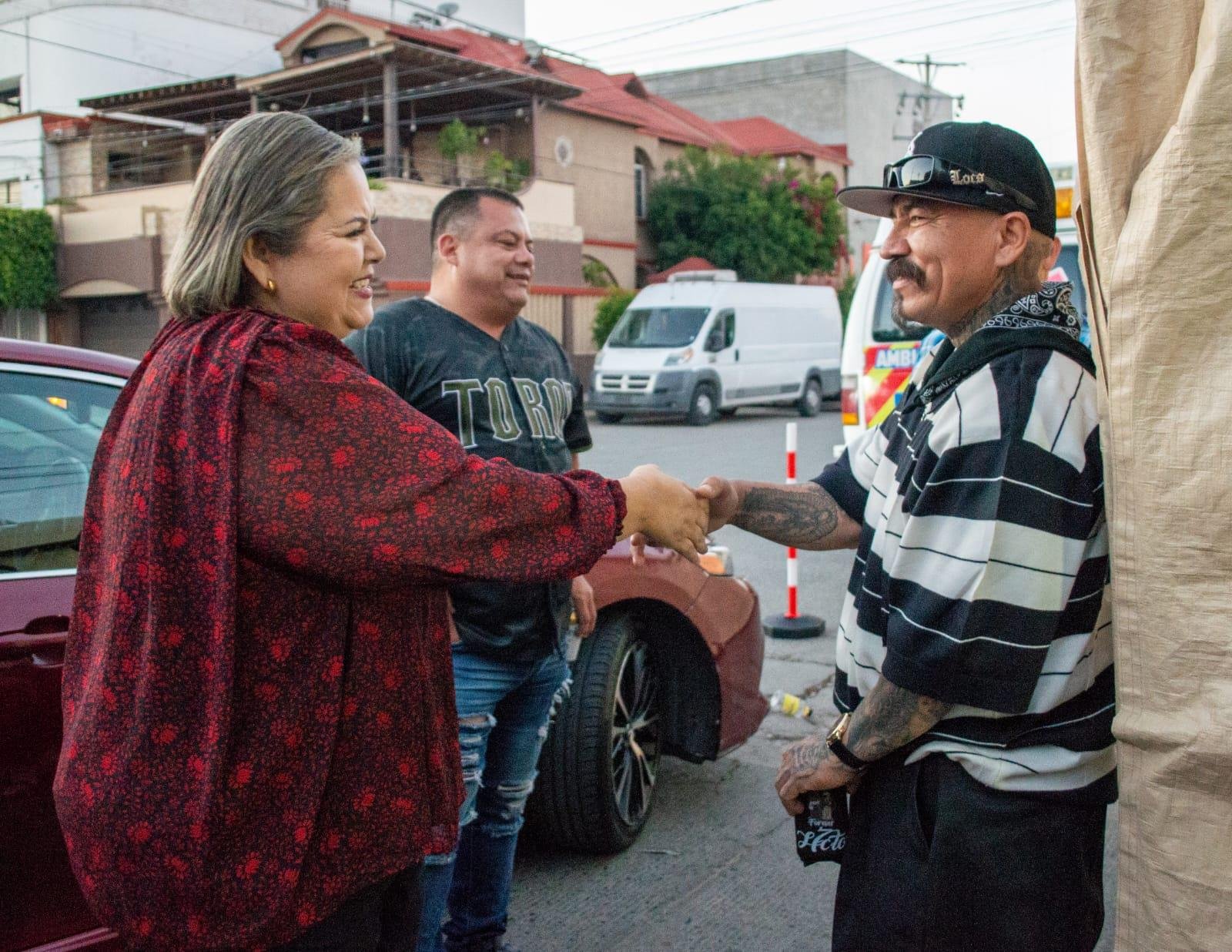 Acude Eva Moreno al festejo del Día de las Madres en la colonia Libertad