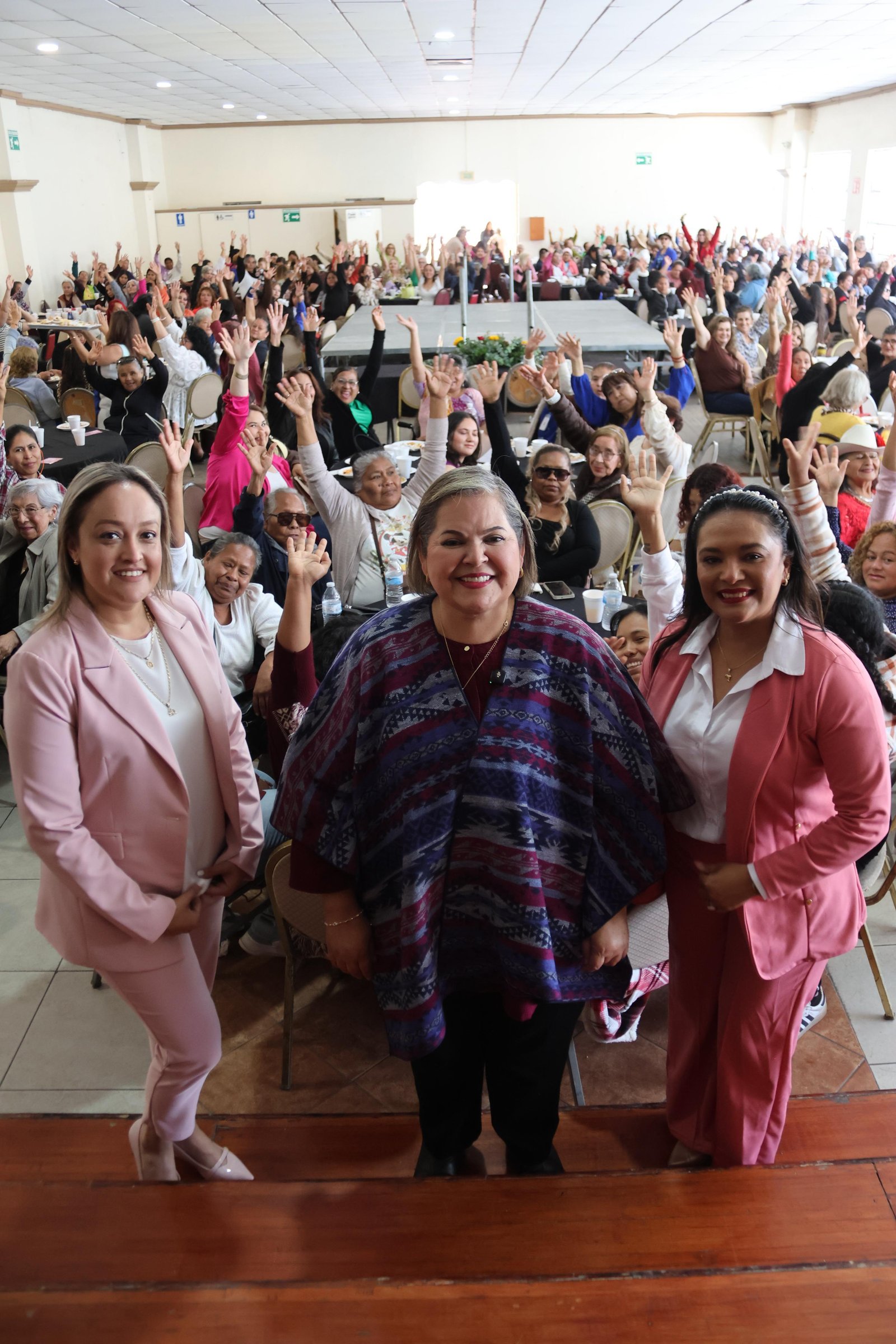 CON AFECTO Y RECONOCIMIENTO A SU TRAYECTORIA, RECIBEN MORENISTAS DE ENSENADA A EVA MORENO