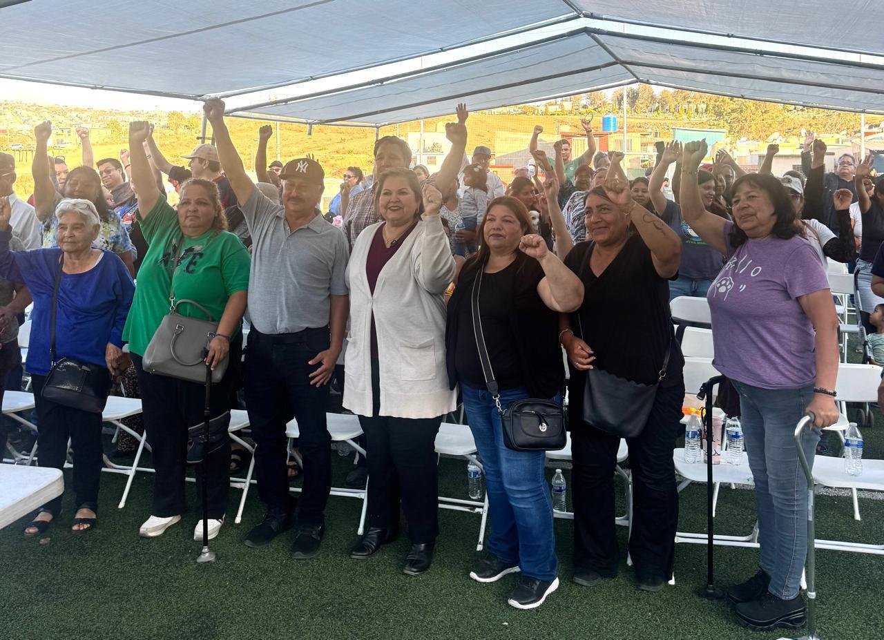 Realiza Eva Moreno Asamblea Comunitaria en Villa del Sol, de Ensenada.